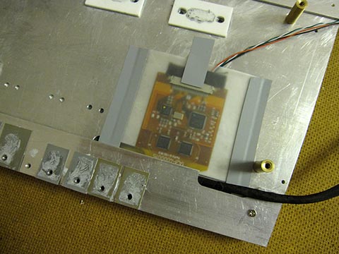 Halterungen des Verstärkers Crunch GTO 4120. Car-PC für Mercedes E-Klasse, W211, Audio 20.