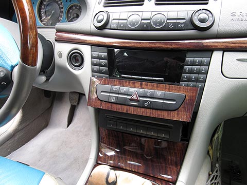 Im Innenraum eines Mercedes Benz E-Klasse W211. Geräte, die durch den Computer ersetzt werden, ausgefahrenes Bedienfeld mit Tasten.