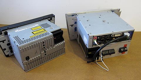 Montierte Geräte und Computer, Ansicht von der Seite. Car-PC für Mercedes E-Klasse, W211, Audio.