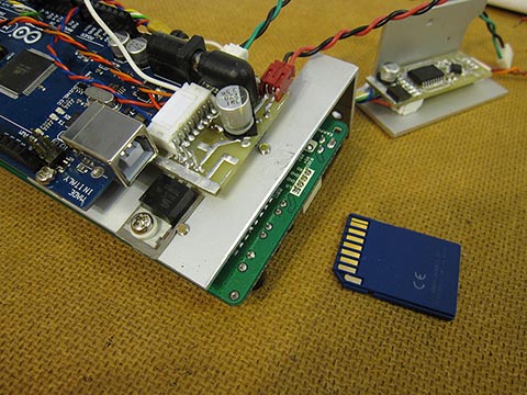 CAN-Bus, das System kann entweder über einen Knopf oder den Zündschlüssel aktiviert werden. Car-PC für Mercedes E-Klasse, W 211, Audio 20.