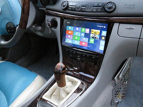 Im Innenraum eines Mercedes Benz E-Klasse W211 ist ein CarPC installiert, 10,1-Zoll funktionierender Bildschirm, eingebaut in die Mittelkonsole.