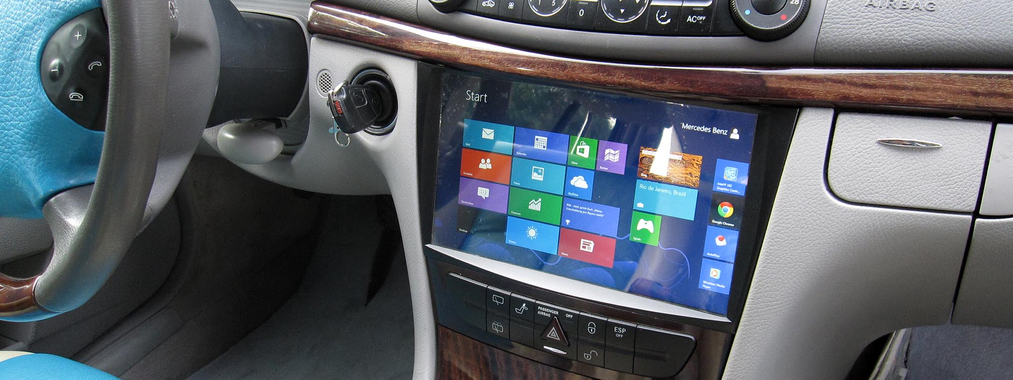 Im Innenraum des Mercedes-Benz E-Klasse W211 ist ein Car-PC eingebaut, 10,1-Zoll funktionierender Bildschirm, integriert in die Mittelkonsole.