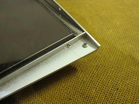 Verbindung der Rahmenteile des 10,1-Zoll Bildschirms und Touchscreens. Car-PC für Mercedes E-Klasse, W 211, Audio 20.