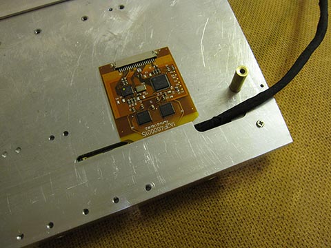 Aluminium-Montageplatte, Anschluss des 10,1-Zoll Bildschirms über HDMI. Car-PC für Mercedes E-Klasse, W 211, Audio 20.