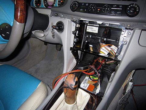 Einbauplatz für Computer. Car-PC für Mercedes E-Klasse, W 211, Audio 20.