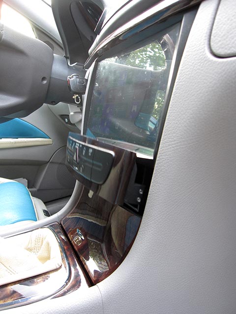 Kinematik. Halbausgezogene Schublade. Car-PC für Mercedes E-Klasse, W 211, Audio 20.