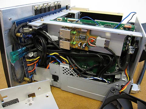 USB-Hub, andere Seite. Car-PC für Mercedes E-Klasse, W 211, Audio 20.