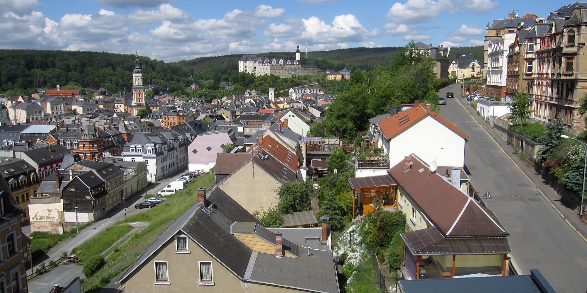Blick vom oberen Stockwerk des Hauses Nr. 37. Panorama der Stadt Greiz mit Blick auf das Obere Schloss und die Kirche.