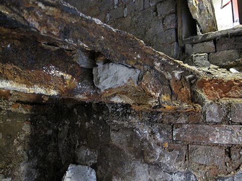 Стальные перекрытия под фасадной стеной полностью проржавели и уже не выполняли свою функцию.