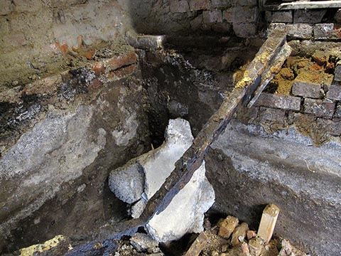 Демонтированное, наполовину уничтоженное ржавчиной стальное перекрытие.