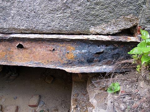 Фрагмент ржавого перекрытия под гранитным блоком фасадной стены.