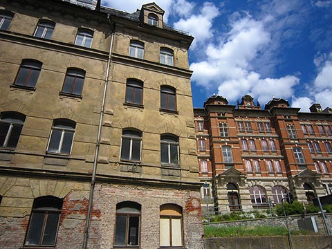 Доходный дом Виктора Дителя. На заднем плане бывшая гимназия.