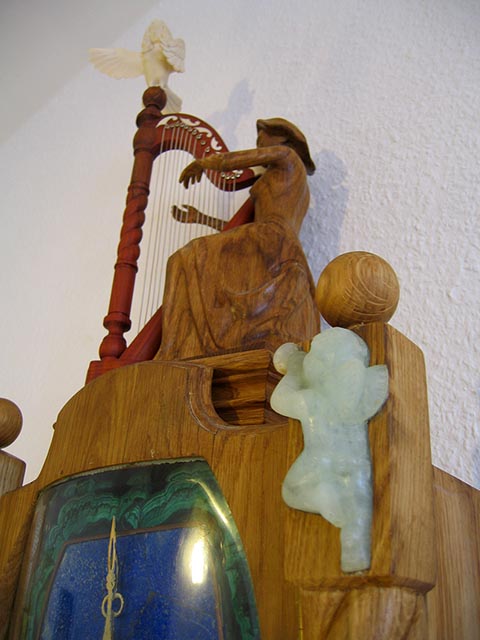 Standuhr. Autorarbeit von Alexander Babel. Fragment, rechte Seite. Amor (Aquamarin).