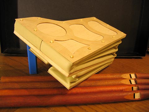 Standuhr. Autorarbeit von Alexander Babel. Lederblasebälge.