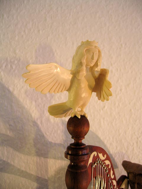 Bodenstanduhr. Autorarbeit von Alexander Babel. Paradiesvogel Sirin (Mammutelfenbein).