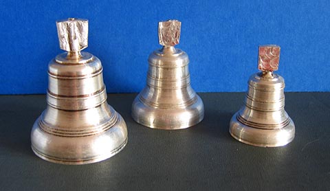 Standuhr. Autorarbeit von Alexander Babel. Silberne Glöckchen.