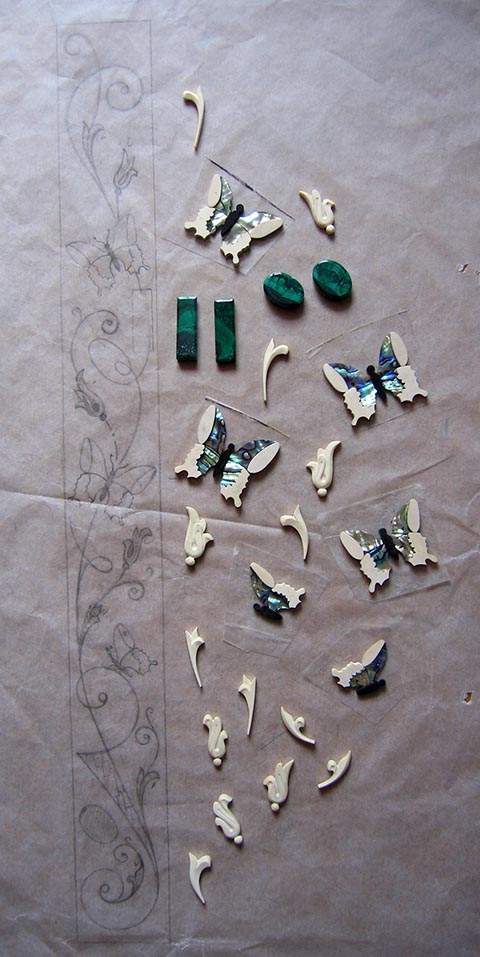 Standuhr. Autorarbeit von Alexander Babel. Entwurf mit Intarsienelementen und fertige Details aus Mammutelfenbein, Abalone und Malachit.