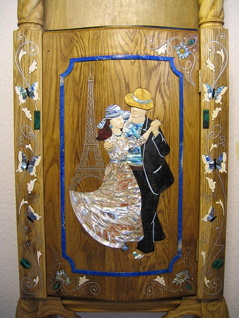 Standuhr. Autorarbeit von Alexander Babel. Intarsierte untere Tür. Tanzendes Paar nach Motiven von Renoir „Tanz in Bougival“. Eiffelturm.