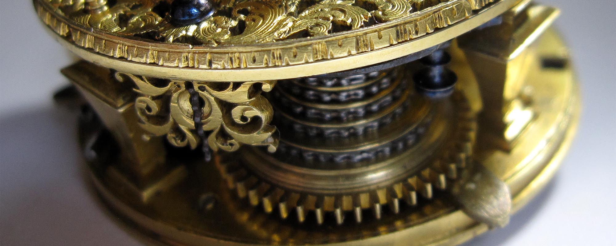 Antike Tischuhr mit Spindelhemmung, angetrieben durch Fusée (Schnecke) und Kette, historisches Kunstwerk.