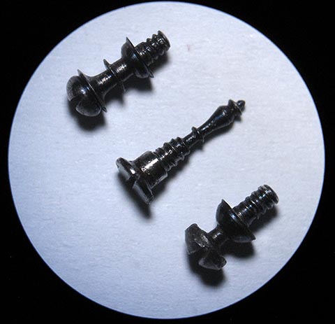 Filigrane Schrauben. Antike Tischuhr mit Spindelhemmung, angetrieben durch Fusee (Schnecke) und Kette.