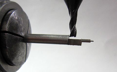 Herstellung der langen Palette der Unruhachse auf der Fräsmaschine. Antike Tischuhr mit Spindelhemmung, angetrieben durch Fusee und Kette.