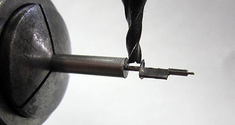 Fräsen der Unruhwelle, Durchmesser 0,6 mm, Länge 6 mm. Antike Tischuhr mit Spindelhemmung, angetrieben durch Fusee und Kette.