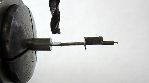 Antike Tischuhr mit Spindelhemmung, angetrieben durch Fusee und Kette. Fräsen der kurzen Palette der Unruhachse auf der Fräsmaschine.