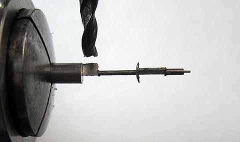 Fräsen der kurzen Palette der Unruhachse auf der Fräsmaschine. Antike Tischuhr mit Spindelhemmung, angetrieben durch Fusee und Kette.