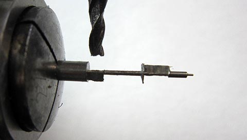 Fräsen der kurzen Palette der Unruhachse auf der Fräsmaschine. Antike Tischuhr mit Spindelhemmung, angetrieben durch Fusee und Kette.