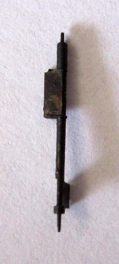 Die Unruhachse wurde gehärtet und angelassen. Antike Tischuhr mit Spindelhemmung, angetrieben durch Fusee und Kette.