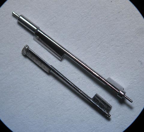 Herstellung der Unruhwelle. Formgebung der Palette. Antike Tischuhr mit Spindelhemmung, angetrieben durch Schnecke (Fusée) und Kette.