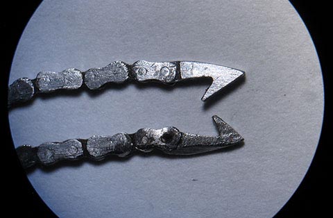 Herstellung der Galle-Kette. Daneben liegen zwei Haken, oben der von mir gefertigte. Antike Tischuhr mit Spindelhemmung, angetrieben durch Schnecke (Fusée).