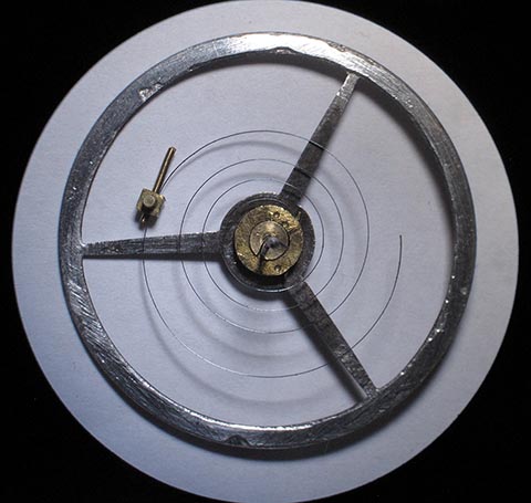 Spirale in der restaurierten Unruh. Antike Tischuhr mit Spindelhemmung, angetrieben durch Schnecke (Fusée) und Kette.