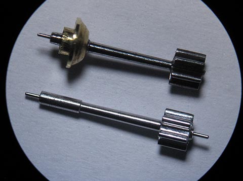 Herstellung des Triebs. Oben der Trieb mit gebrochener Zapfe. Antike Tischuhr mit Spindelhemmung, angetrieben durch Schnecke (Fusée) und Kette.