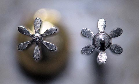 Antike Tischuhr mit Spindelhemmung, angetrieben durch Schnecke (Fusée) und Kette. Neu gefertigter Trieb im Vergleich mit dem alten. Ansicht von oben.