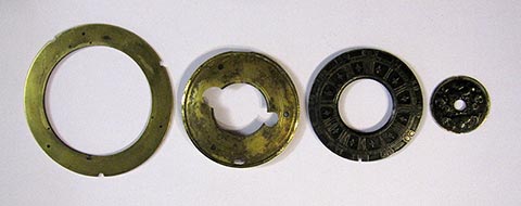 Silbernes Zifferblatt. Befestigung. Vorderansicht. Antike Tischuhr mit Spindelhemmung, angetrieben durch Schnecke (Fusée).