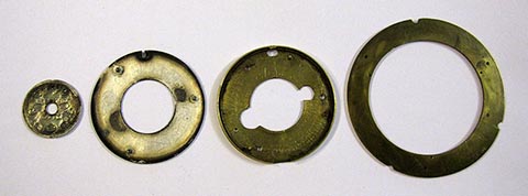 Antike Tischuhr mit Spindelhemmung, angetrieben durch Schnecke (Fusée) und Kette. Silbernes Zifferblatt. Befestigung. Rückansicht.