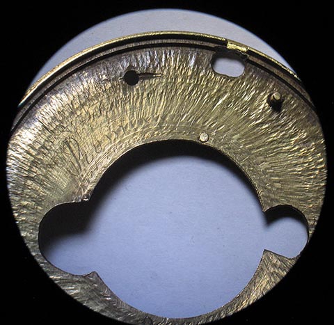 Signatur auf der Basis des Zifferblatts. Antike Tischuhr mit Spindelhemmung, angetrieben durch Schnecke (Fusée) und Kette.