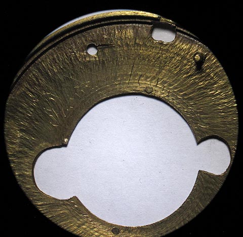 Antike Tischuhr mit Spindelhemmung, angetrieben durch Schnecke (Fusée) und Kette. Signatur auf der Basis des Zifferblatts.