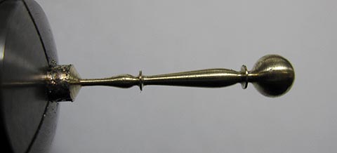 Antike Tischuhr mit Spindelhemmung. Herstellung des Minutenzeigers. Auf der Drehmaschine in Form gedrehter Zeiger.