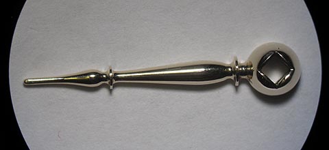 Neu gefertigter goldener Minutenzeiger. Gesamtansicht. Antike Tischuhr mit Spindelhemmung, angetrieben durch Fusée (Schnecke) und Kette.