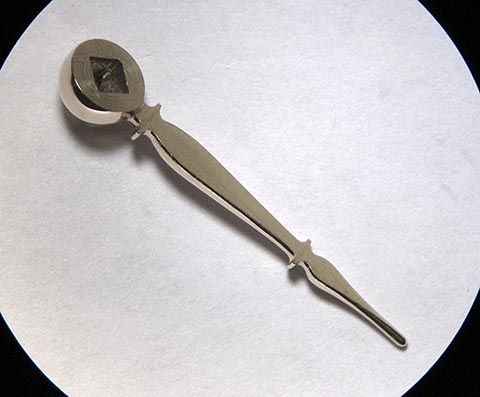 Antike Tischuhr mit Spindelhemmung. Herstellung des Minutenzeigers. Flache Seite mit vierkantiger Öffnung für das Minutenrohr.