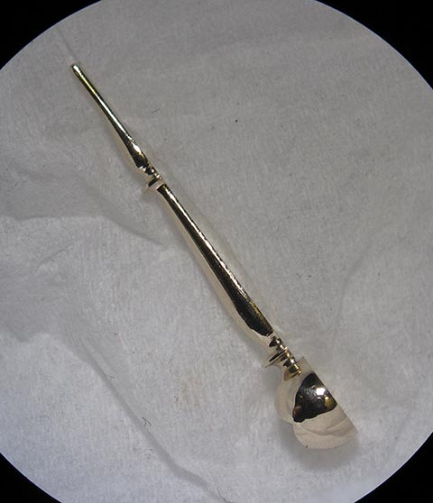 Antike Tischuhr mit Spindelhemmung. Herstellung des Minutenzeigers. Flache Seite mit vierkantiger Öffnung für das Minutenrohr. Seitenansicht.