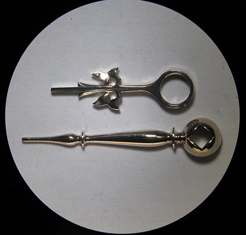 Neu gefertigte goldene Stunden- und Minutenzeiger. Gesamtansicht. Antike Tischuhr mit Spindelhemmung, angetrieben durch Fusée (Schnecke) und Kette.