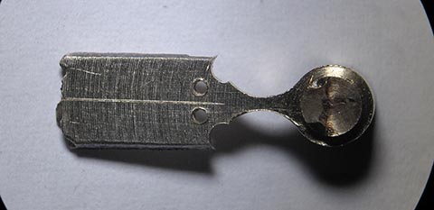 Symmetrielinie für die Konturen der zukünftigen Blätter und Positionen der Bohrungen. Antike Tischuhr mit Spindelhemmung. Herstellung des Stundenzeigers.