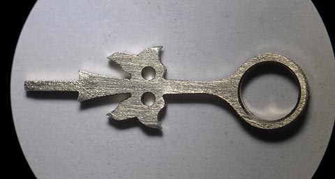 Antike Tischuhr mit Spindelhemmung. Gebohrte Öffnung Ø 3,2 mm und ausgearbeitete Blätter des goldenen Stundenzeigers.