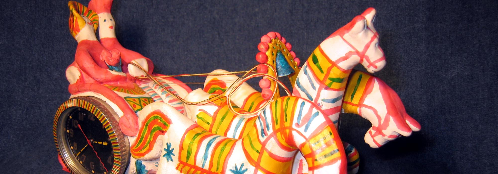 Tischuhr „Troika“. Filimonowo-Spielzeug, Alexander Babel, 2001. Drei Pferde ziehen eine Kutsche mit einem Soldaten und einer Dame, Uhrwerk ЧЧЗ (Tscheljabinsker Uhrenfabrik).