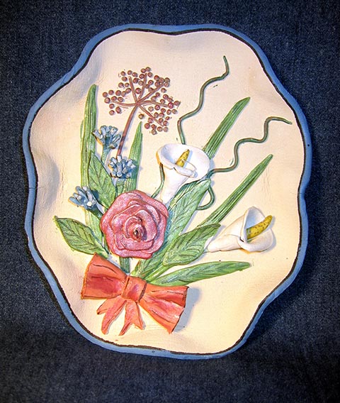 „Rosette ‚Strauß mit Schleife‘“. Ton. 2000. Arbeit aus der Studienzeit an der Kunstschule für Kinder in Nowomoskowsk (Russland).
