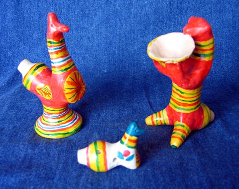„Katze und Huhn“. Filimonovo-Spielzeug. 2000. Hergestellt im Unterricht für angewandte Komposition an der Kunstschule für Kinder in Nowomoskowsk (Russland).
