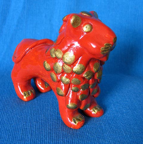 „Löwe“, Halbprofil. Abaschew-Spielzeug. 2000. Arbeit aus der Ausbildungszeit an der Kinderschule für Kunst in Nowomoskowsk (Russland).